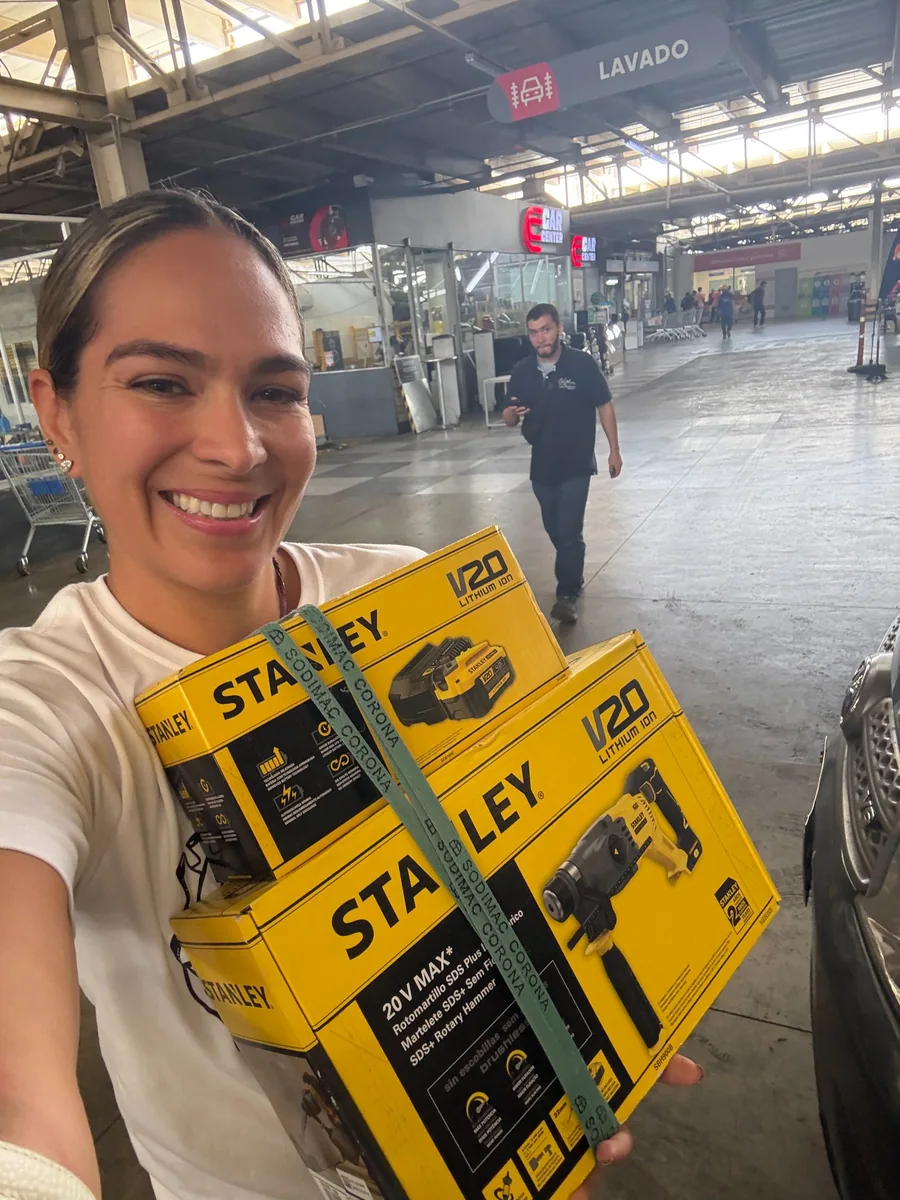 Una persona lleva cajas de herramientas eléctricas.