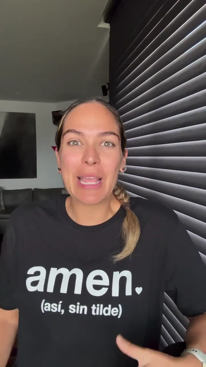 Una persona con camiseta de Amén comparte un mensaje a cámara.