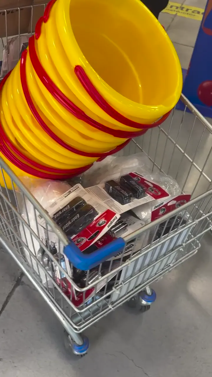 Baldes amarillos y otros artículos en un carrito.