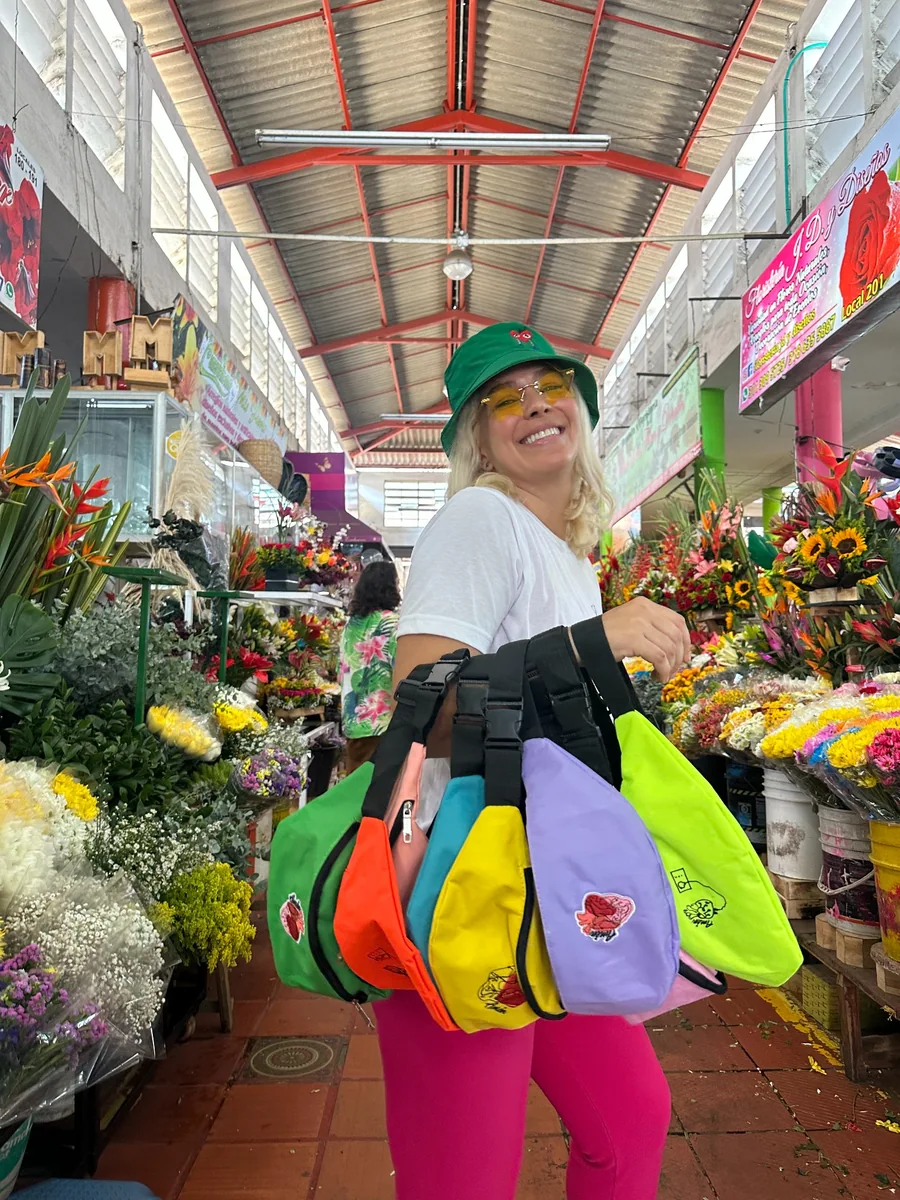 Una persona muestra canguros de varios colores en un mercado de flores.